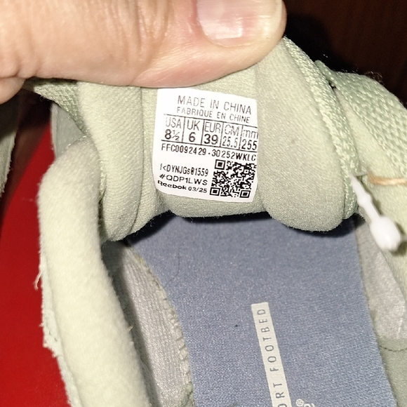 Reebok Green and White Women's Sneakers NWOT - Picture 6 of 6